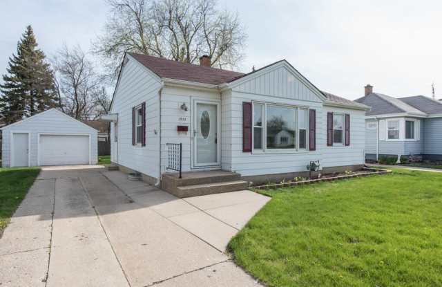 1915 31st St photos photos
