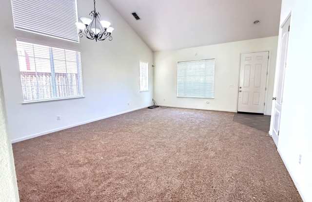 The Lakes!! 4BR 3B with loft. Granite Counters Gallery 3