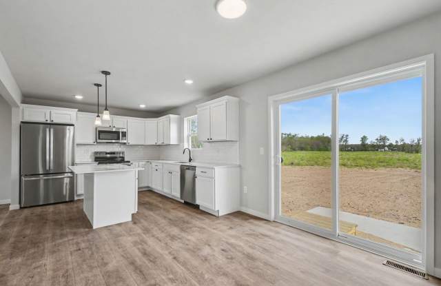 Workforce Housing - Take advantage of this exclusive offer and enjoy a reduced security deposit of just $1,000. Applicants must move into the home within 5 days of available date to qualify. Gallery 4