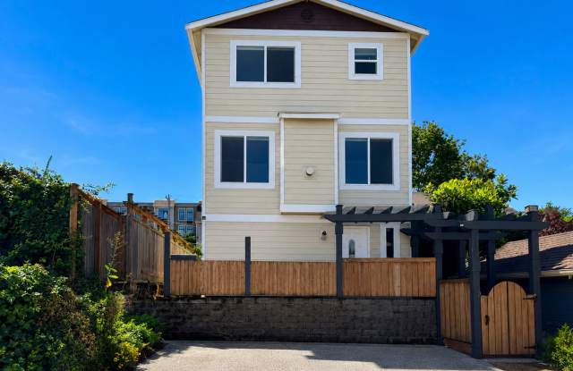 Spacious 5BR Queen Anne Townhome Gallery 1