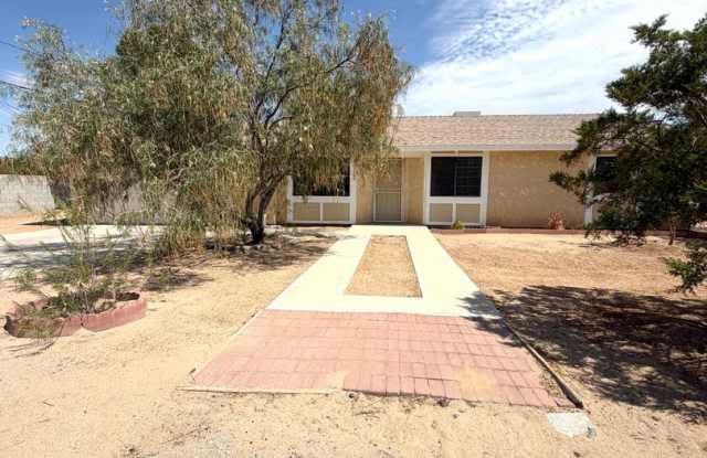 Inviting 3 Bedroom 2 Bathroom Home **MOVE IN SPECIAL~~ Gallery 4