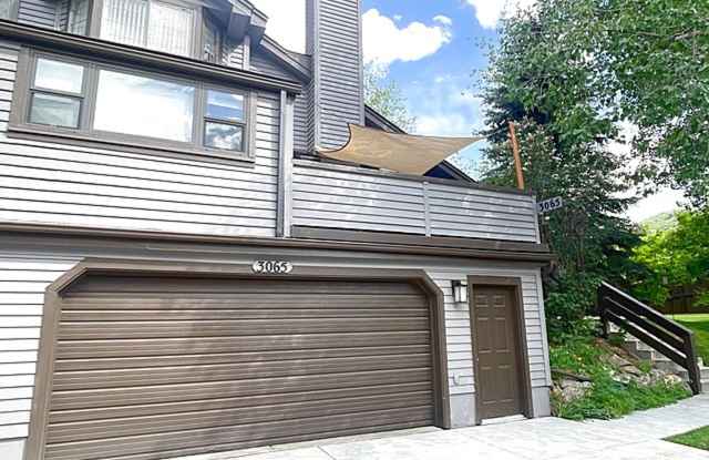 Spacious Pinebrook Townhome with Air Conditioning & 2-Car Garage Gallery 3