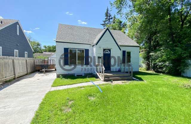 Spacious 5-Bedroom Home – Pet-Friendly and Perfect for Your Family! - 2305 University Avenue, Grand Forks, ND 58203