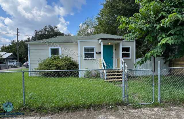 Amazing 4 bedroom / 2 bathroom home available to rent! photos photos