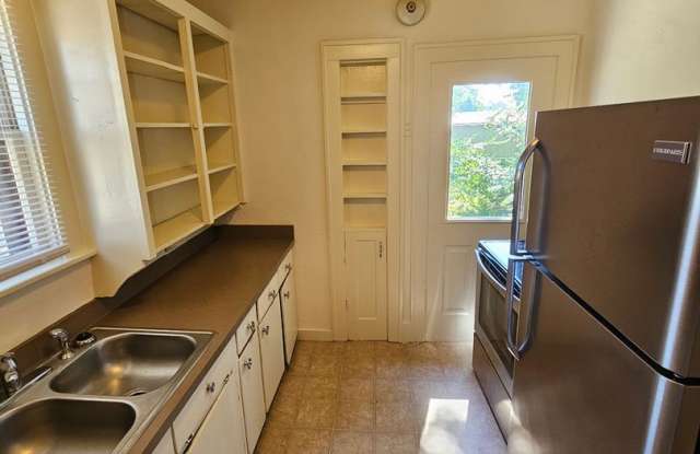 2 Bedroom Home-Downtown Gallery 4