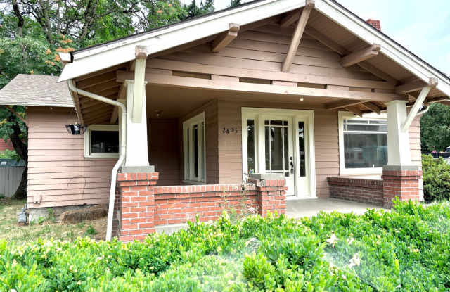 Historic Milwaukie 3 bedroom bungalow with Hardwood and fully fenced yard photos photos