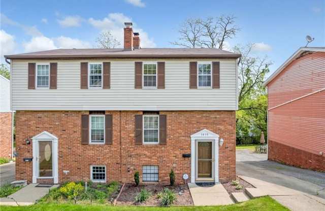2 bedroom 1.5 Bath townhome with 1 car garage! - 1410 Hidden Timber Drive, Pittsburgh, PA 15220