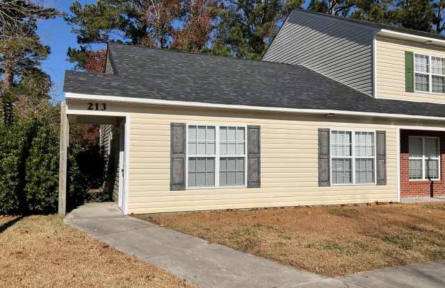 Cute 2 bedroom, 2 bath townhouse located in the heart of Jacksonville. Close to shopping and restaurants. NO PETS!!! - 213 Palace Circle, Jacksonville, NC 28546