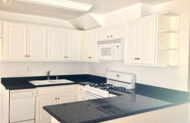 Beautiful 2 Bed/2 Bath Townhouse Style Apartment with Granite Countertops, Hardwood Flooring, Pool - 20246 Cohasset Street, Los Angeles, CA 91306