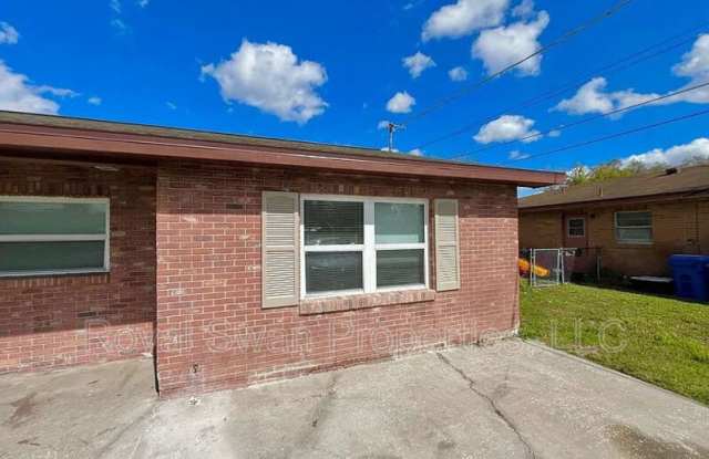 2421 Ave C SW - 2421 Avenue C Southwest, Winter Haven, FL 33880 2421 Ave C SW - 2421 Avenue C Southwest, Winter Haven, FL 33880
