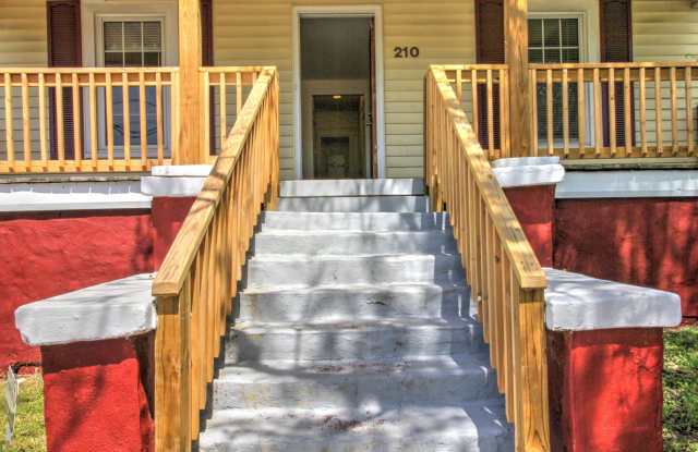 Craftsman bungalow with large fenced yard lovely front porch! Gallery 2