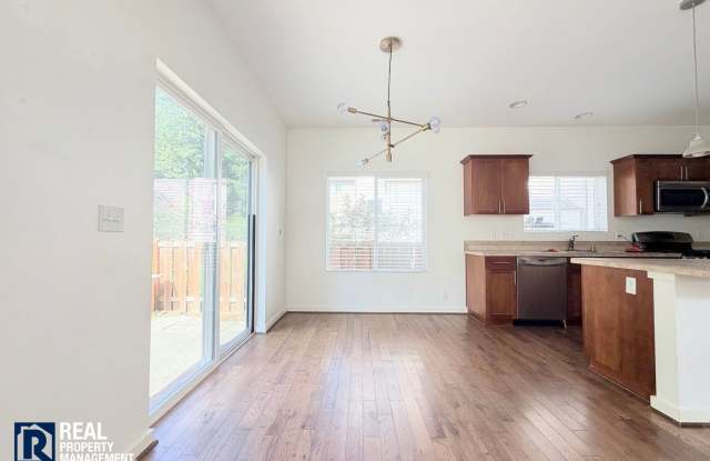 Spacious 3-Bedroom Auburn Home with Fenced Yard, Bonus Area & 2-Car Garage Gallery 4