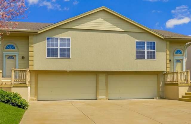 A Bright, Comfortable Split‑Level Home in a Convenient Raymore Location - Available April 24 photos photos