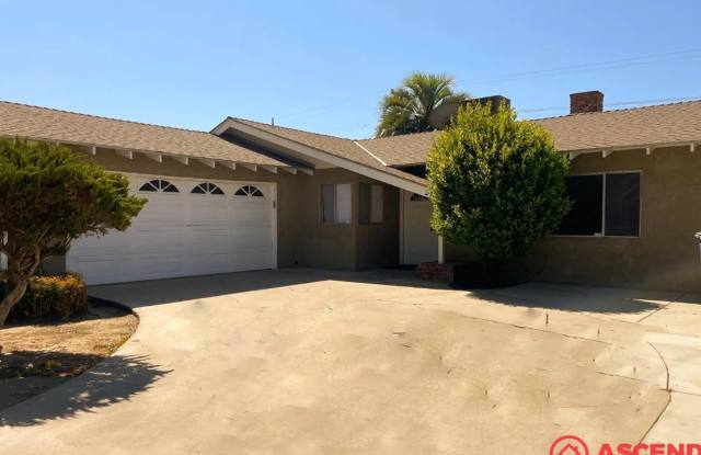 Charming 3 Bed /1 Bath Home in Bakersfield's 93304 Area — Solar INCLUDED in Rent, Fireplace & More! photos photos