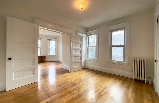 Brighton 3Bed / 1bath in Oak Sq available NOW $2800 photos photos