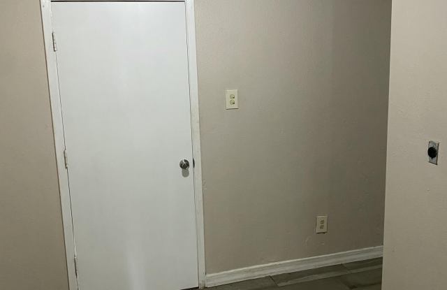 2927 MOBILE Avenue Gallery 4