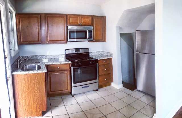 OAKLAND CONVENIENCE! 4 Bedroom / 1 Bath Home for Rent Gallery 3