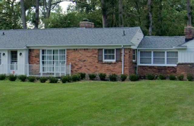 Charming 3-Bedroom Home with Spacious Backyard – Prime Location Gallery 3