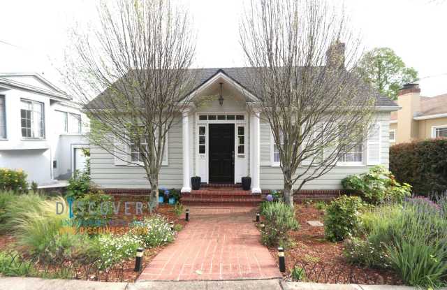 Sophisticated Piedmont Colonial with Enclosed Yard - 124 Magnolia Avenue, Piedmont, CA 94610