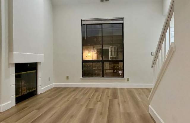 Excellent 2 Bed 2 Bath Townhome in a Sweet Community! photos photos