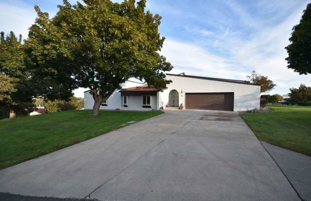 Low-Maintenance Meadows North Rental by Meadow Springs Golf Course - 518 Fairway Drive, Richland, WA 99352