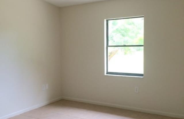 SPACIOUS 2BR/1BA Duplex, Vaulted Ceilings, More! NO APPLICATION FEE! Gallery 4