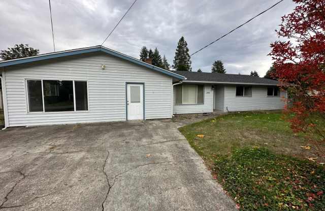 3 Bedroom 2.5 Bathroom Hardwood Floors Fenced in Backyard photos photos