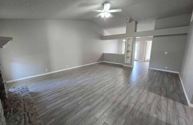 Comfortable Living in a Prime Moore Location Gallery 3