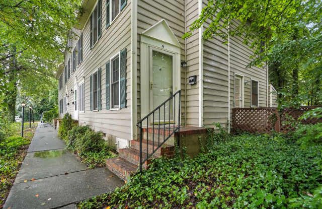 Spacious 2-Bedroom, 2.5-Bath End-Unit Townhome in Oakhurst photos photos