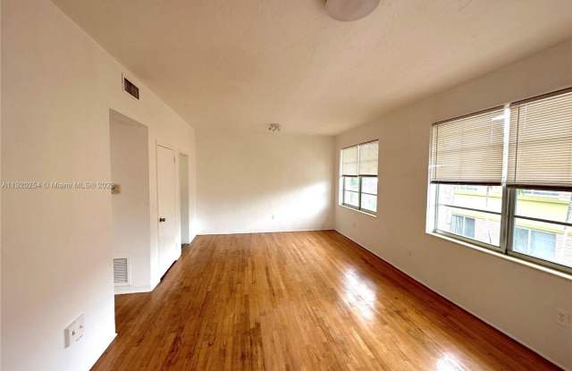 6945 Rue Vendome photos photos