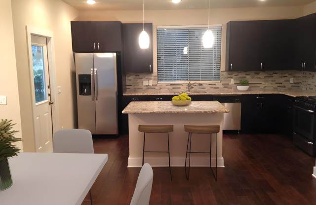 UT PRE-LEASE: 2013 Construction - 6 bed / 3 bath, top of the line finishes Gallery 3