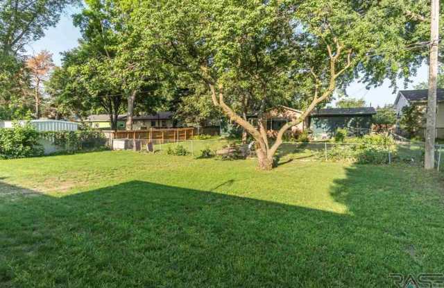 Newly remodeled home in McKennan Park area! Modern kitchen and baths! Subway tile! Gallery 4