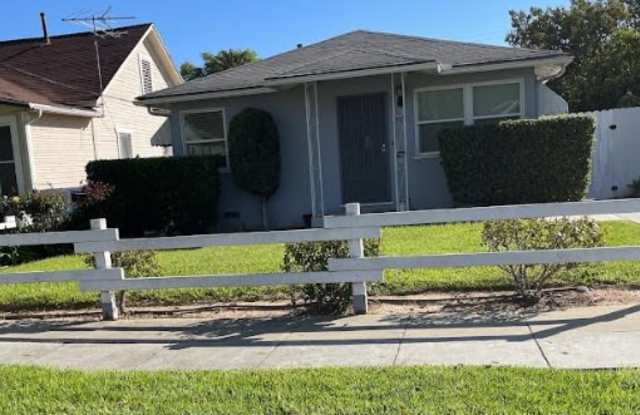 4352 6th St photos photos