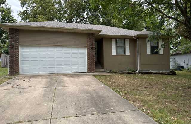 3 Bedroom! 2 Baths! 2 Car Garage! Kickapoo Schools $1,450! photos photos