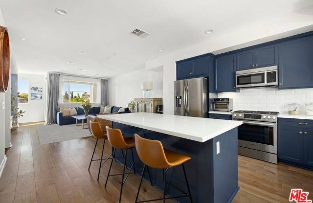 13151 Victory Blvd - 13151 Victory Boulevard, Los Angeles, CA 91401 13151 Victory Blvd - 13151 Victory Boulevard, Los Angeles, CA 91401