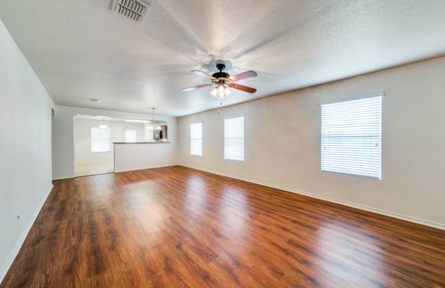 Charming 3-Bedroom Home in Selma | No Carpet | Covered Patio | Near Randolph AFB Gallery 4