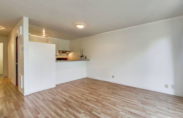 Cozy Top-Floor Studio in Adam's Point Gallery 1
