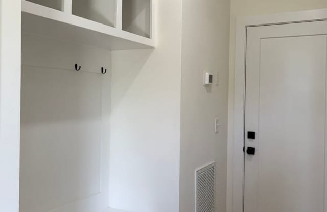 Gorgeous Brick 3 bed/3 bath Rental Available! Gallery 3
