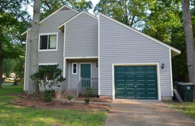 Spacious Yorktown Gem with New Flooring  Vaulted Ceilings - 108 Penrith Crossing, York County, VA 23692