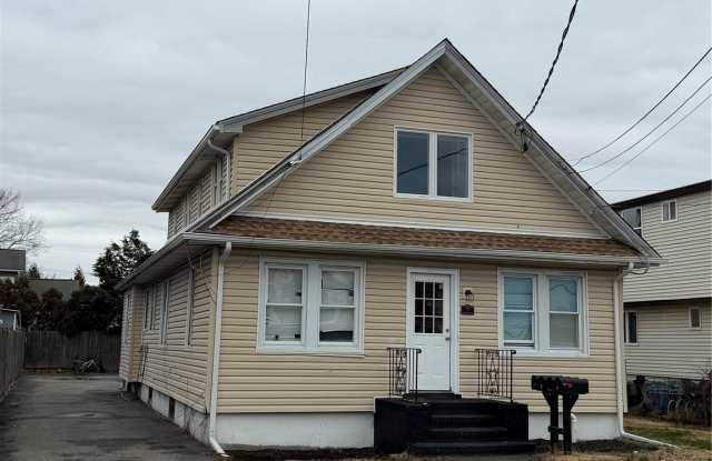 7 S Atlantic Street - 7 South Atlantic Street, Bay Shore, NY 11706