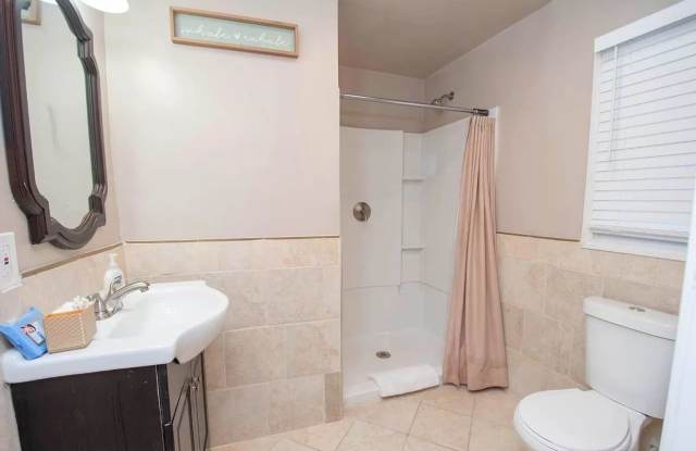 Room in 5 Bedroom Home at Kenora Dr SW Gallery 2