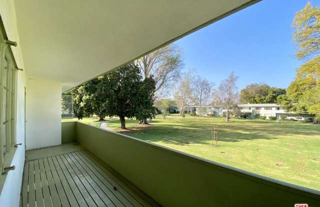 5170 VILLAGE Green Gallery 2
