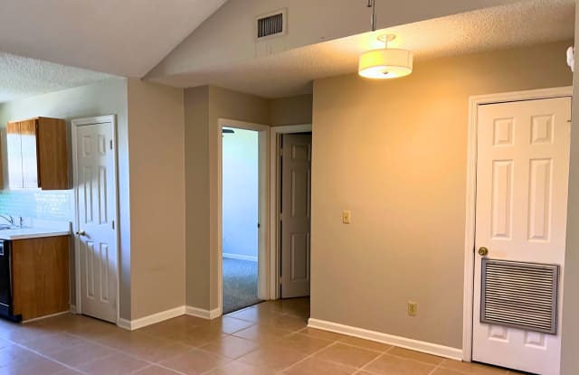 2/2 with small yard! Gallery 4