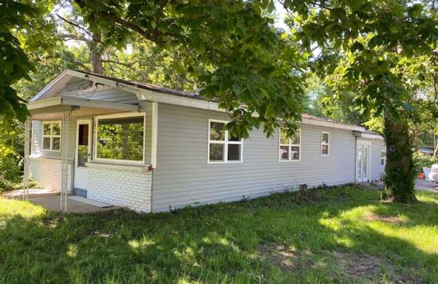 2933 E Bennett - 2933 East Bennett Street, Springfield, MO 65804