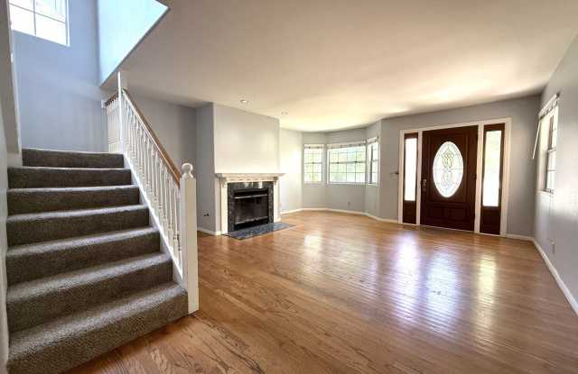Coronado: Large 5bd/3.5ba Village Home - Multi Level Gallery 4