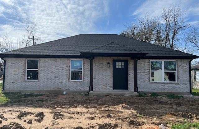 201 N Pecan Street photos photos