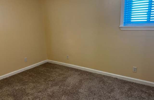 Maryville 37803 - 2 Bedroom, 1 Bath Basement Apartment - Call Troy Adams 865-233-6949 Gallery 4