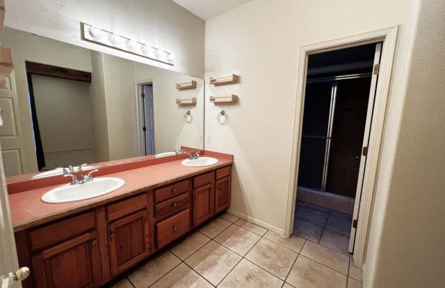 Beautiful 3 Bed 2 Bathroom home with Large Backyard Gallery 4