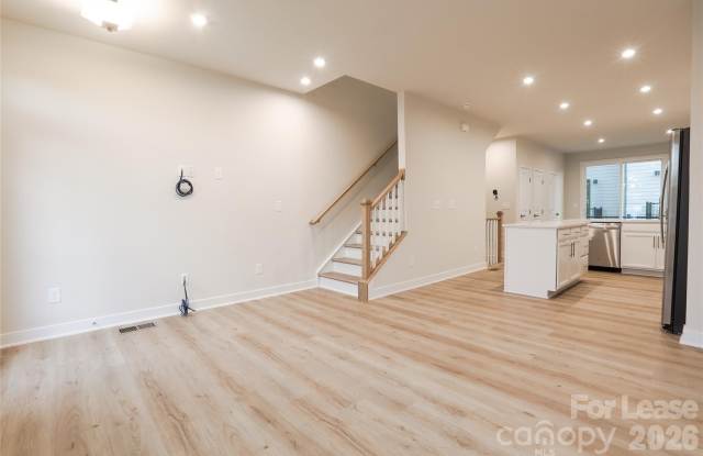 1015 Simcoe Lane Gallery 4