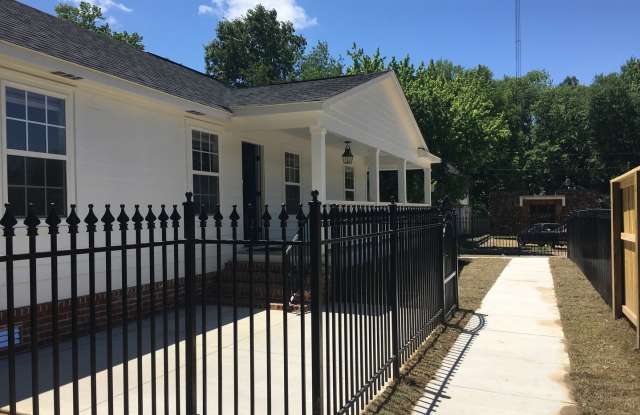 Cottage living in the historic Cooper Young district! Lawn maintenance included!! Pets are allowed, fees apply. Gallery 3
